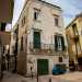 Dopo 50 metri ci ritroviamo su un piccolo slargo dove notiamo, di fronte a noi, la sinuosa balconata laterale di palazzo DAmelj...